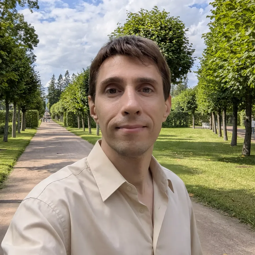 Антон на набережной с велосипедом